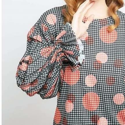 フリルブラウス 幾何学模様ドット柄フリル袖ブラウス