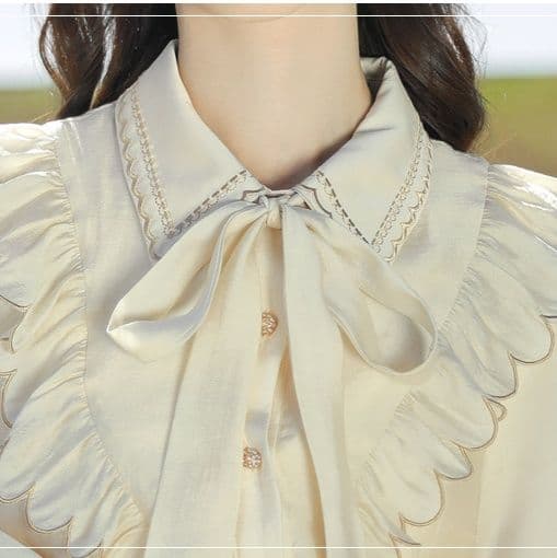 優美なリボン付きスカラップフリルブラウス