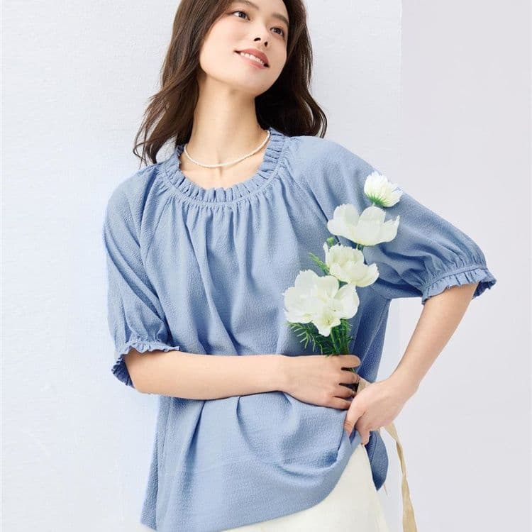 フリルブラウス 優しさ漂う胸元フリルブラウス