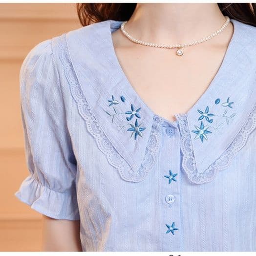 フリルブラウス 花刺繍入り丸襟フリル袖ブラウス