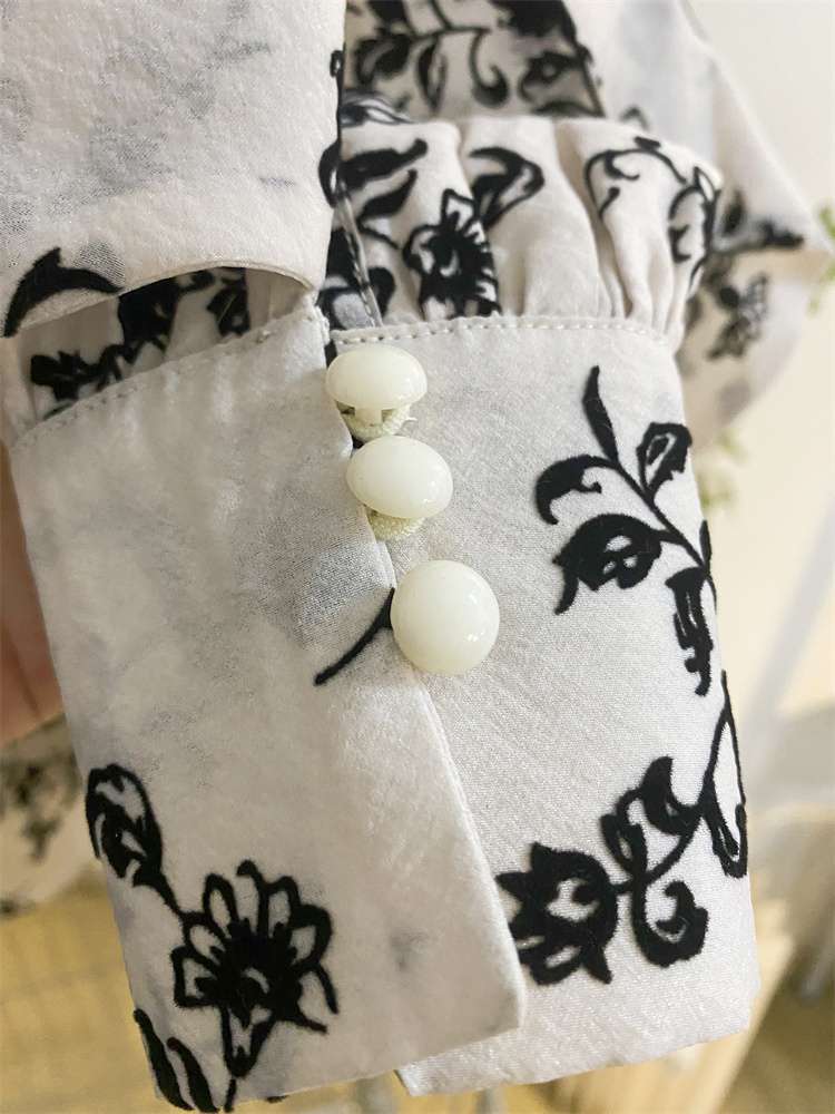 フリルブラウス 花柄デザイン フリルスリーブ シャーリングブラウス