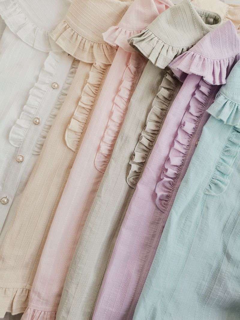 フリルブラウス 優雅なフリル襟付きブラウス