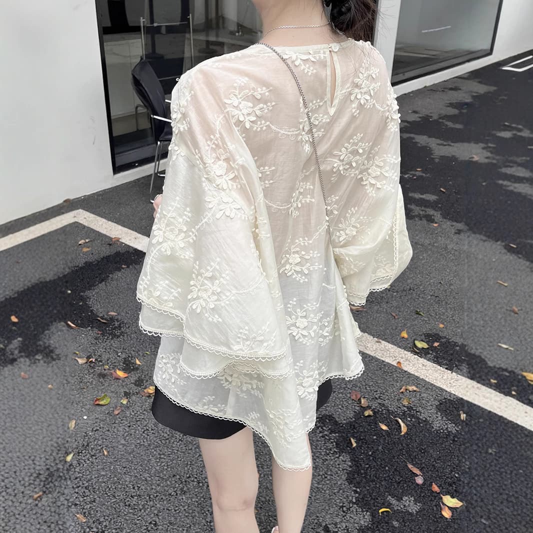 フリルブラウス 花刺繍フロントフリルケープブラウス