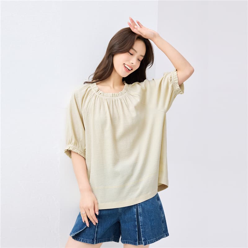 フリルブラウス 優しさ漂う胸元フリルブラウス