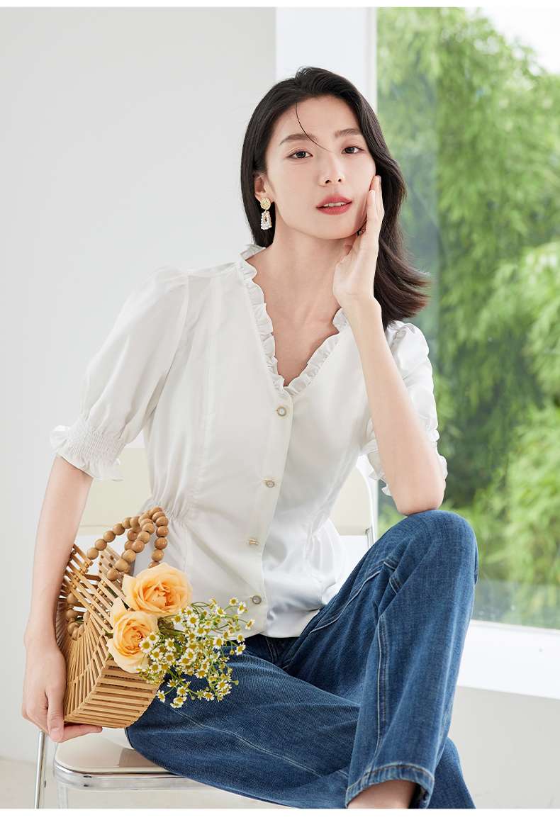 フリルブラウス 優雅なフリル襟付きブラウス