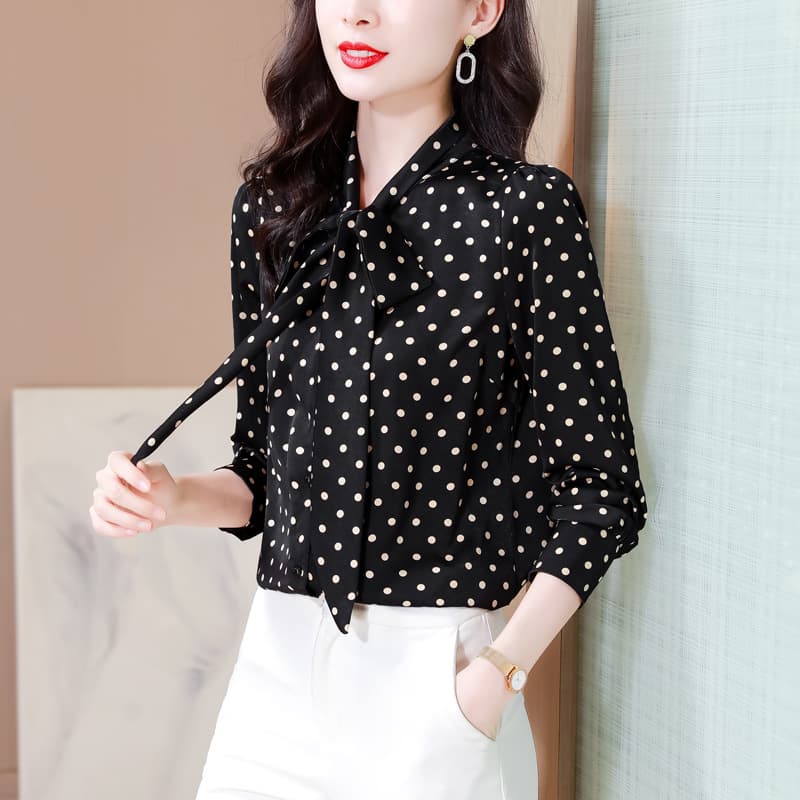 リボン付きドット柄フリルブラウス