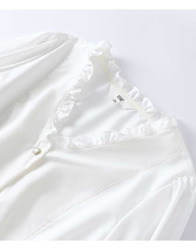 フリルブラウス 優雅なフリル襟付きブラウス