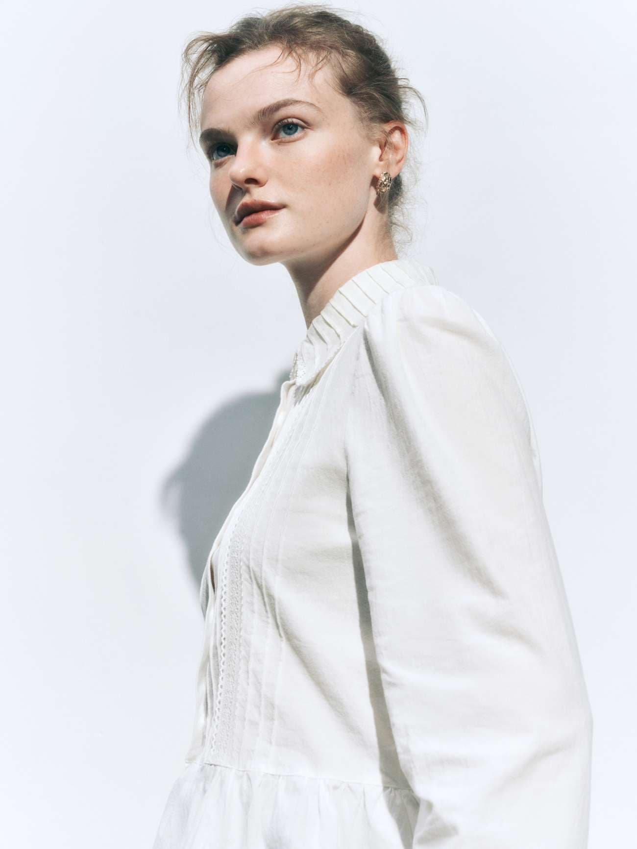 フリルブラウス ふんわり裾フリル 刺繍入りブラウス