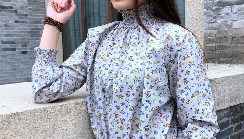 フリルブラウス 繊細花柄フリル袖ブラウス