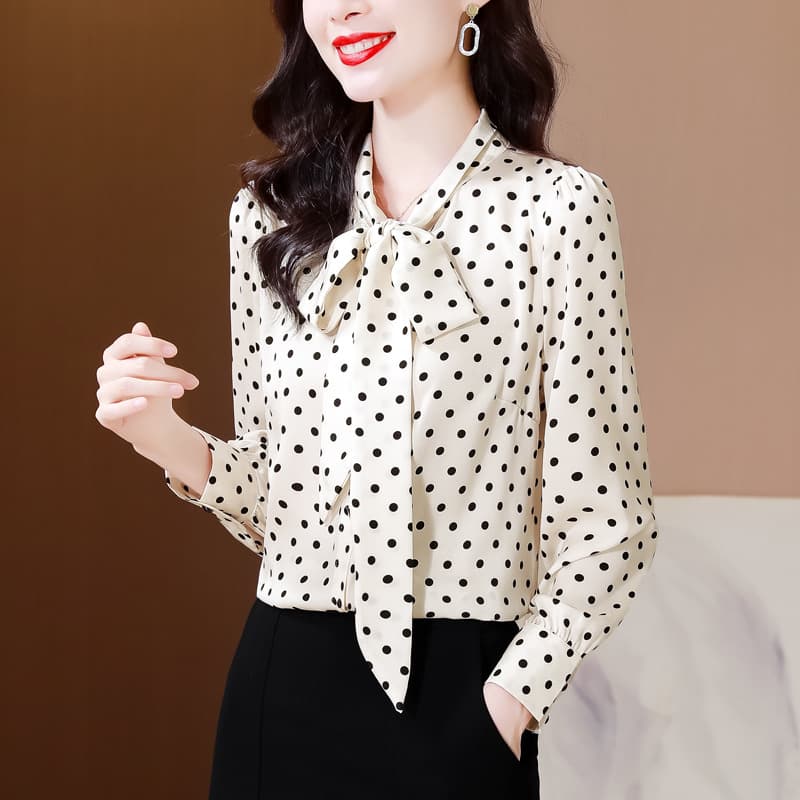リボン付きドット柄フリルブラウス