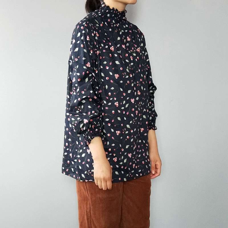 フリルブラウス 繊細花柄フリル袖ブラウス