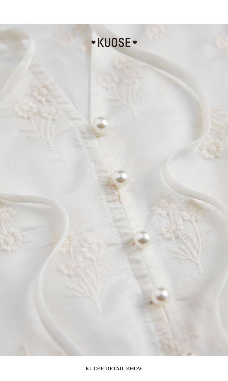 花柄刺繍入りフリルブラウス