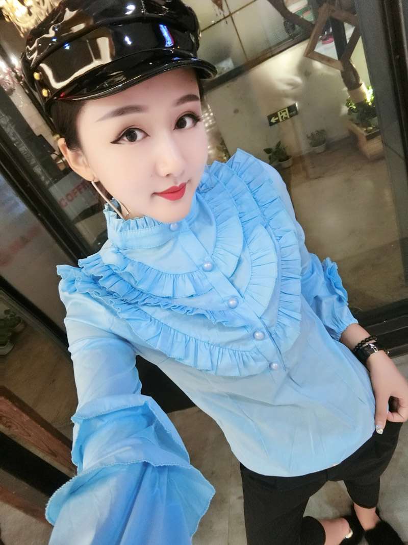フリルブラウス 優美なフリル装飾ハイネックブラウス
