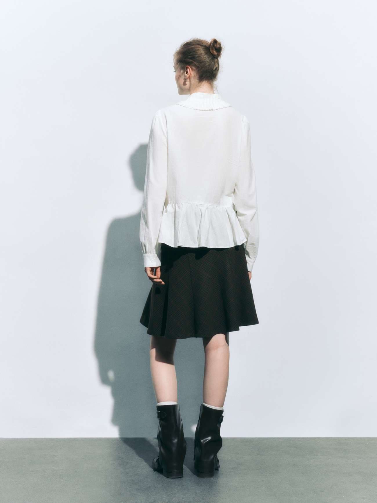 フリルブラウス ふんわり裾フリル 刺繍入りブラウス