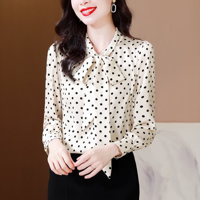 リボン付きドット柄フリルブラウス